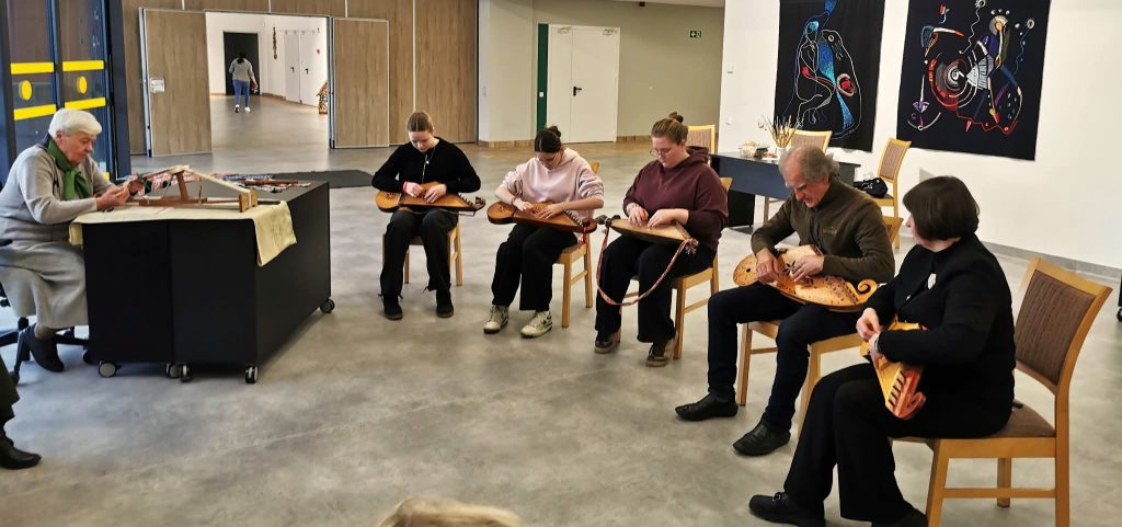 Kazlų Rūdos kultūros centre įvyko pirmoji nemokama kankliavimo pamoka