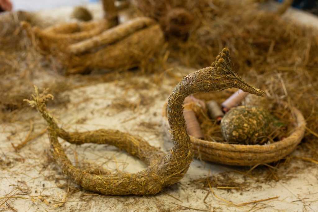 Kazlų Rūdos kultūros centre atidaryta tautodailininkės Danutės Saukaitienės darbų paroda „Tarp žemės ir dangaus“