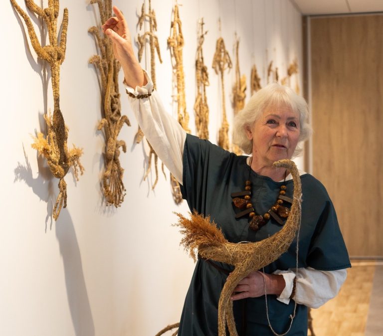 Kazlų Rūdos kultūros centre atidaryta tautodailininkės Danutės Saukaitienės darbų paroda „Tarp žemės ir dangaus“