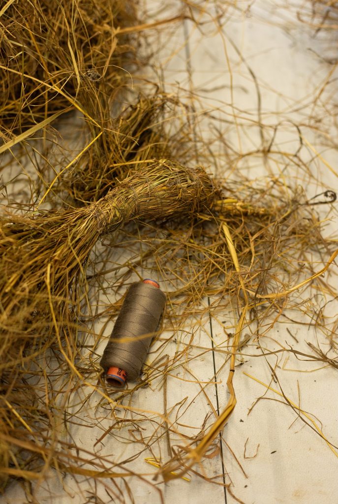 Kazlų Rūdos kultūros centre atidaryta tautodailininkės Danutės Saukaitienės darbų paroda „Tarp žemės ir dangaus“