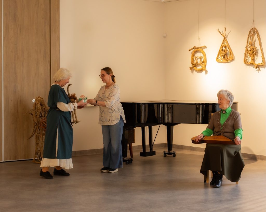 Kazlų Rūdos kultūros centre atidaryta tautodailininkės Danutės Saukaitienės darbų paroda „Tarp žemės ir dangaus“