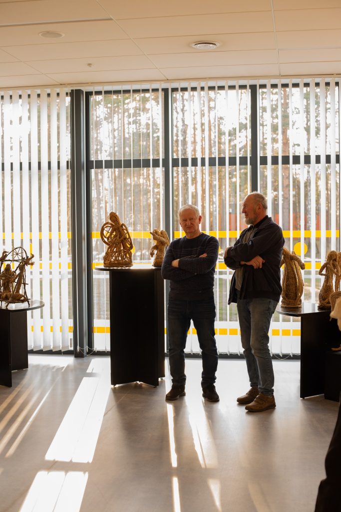 Kazlų Rūdos kultūros centre atidaryta tautodailininkės Danutės Saukaitienės darbų paroda „Tarp žemės ir dangaus“