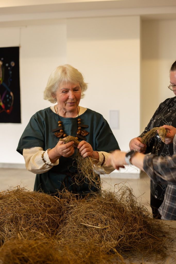 Kazlų Rūdos kultūros centre atidaryta tautodailininkės Danutės Saukaitienės darbų paroda „Tarp žemės ir dangaus“