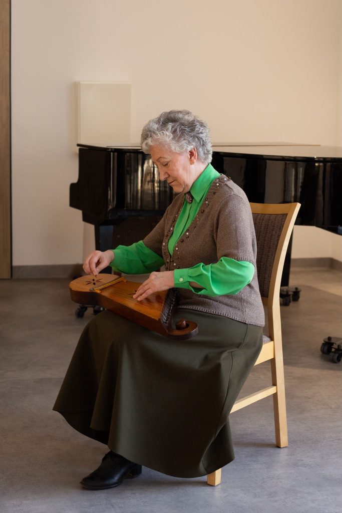 Kazlų Rūdos kultūros centre atidaryta tautodailininkės Danutės Saukaitienės darbų paroda „Tarp žemės ir dangaus“