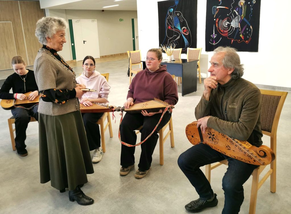 Kazlų Rūdos kultūros centre įvyko pirmoji nemokama kankliavimo pamoka